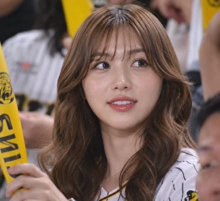 Korean basketball broadcaster style  - 4K AI Photoshoot Style & Prompt by PhotoForge